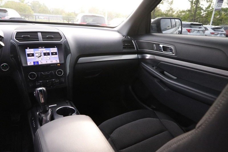 Ford Explorer Vehicle Image 25