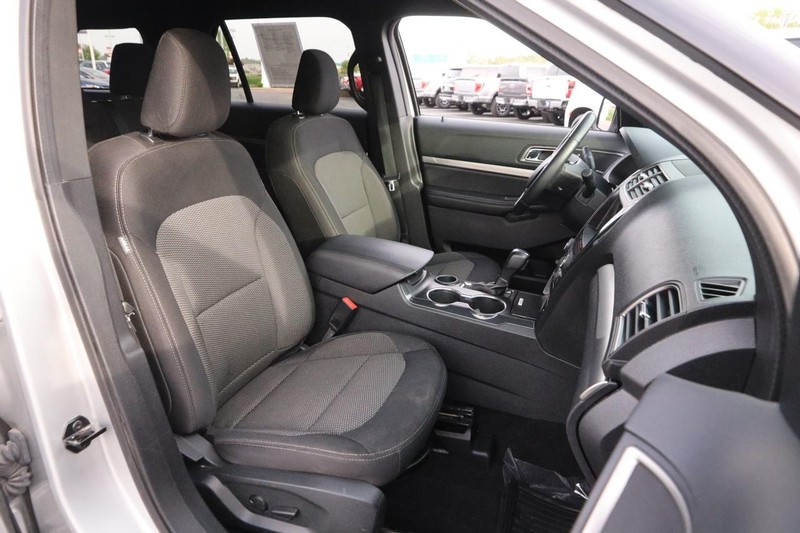 Ford Explorer Vehicle Image 26