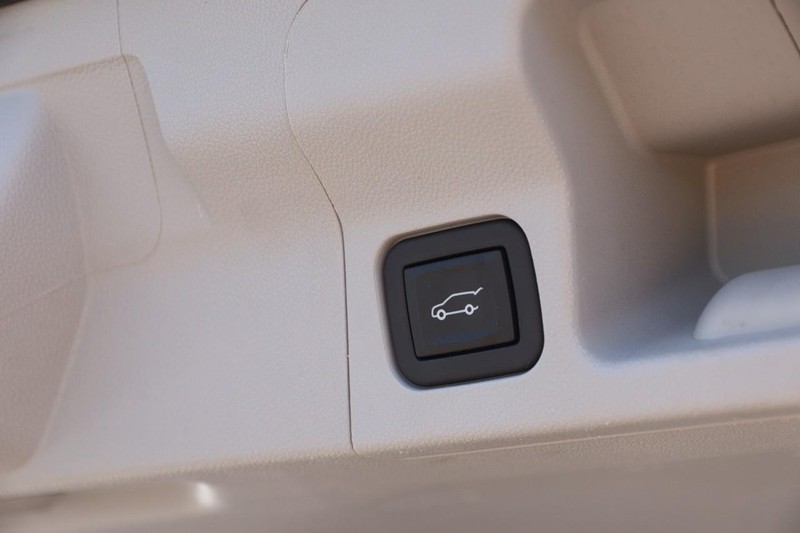 GMC Acadia Vehicle Image 08