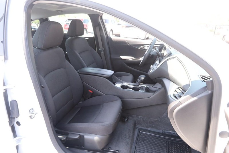 Chevrolet Malibu Vehicle Image 24