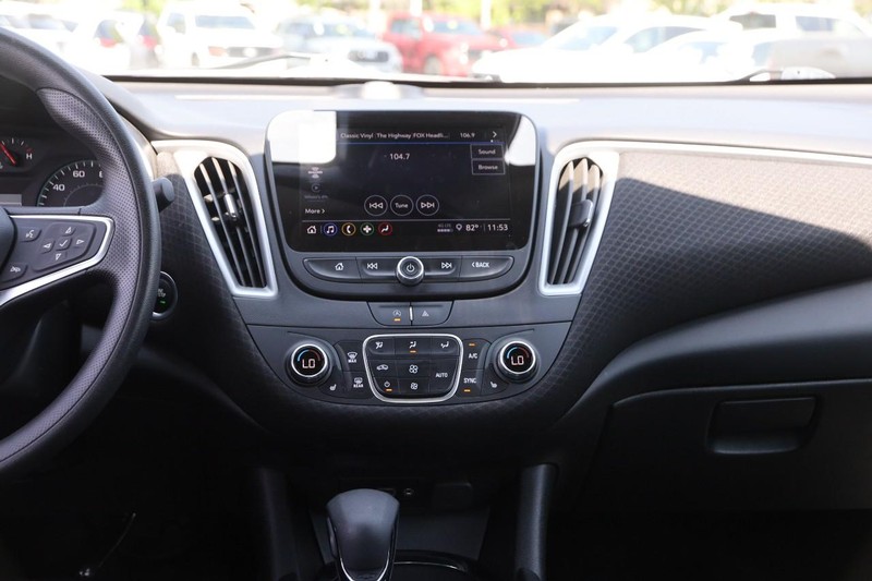 Chevrolet Malibu Vehicle Image 21