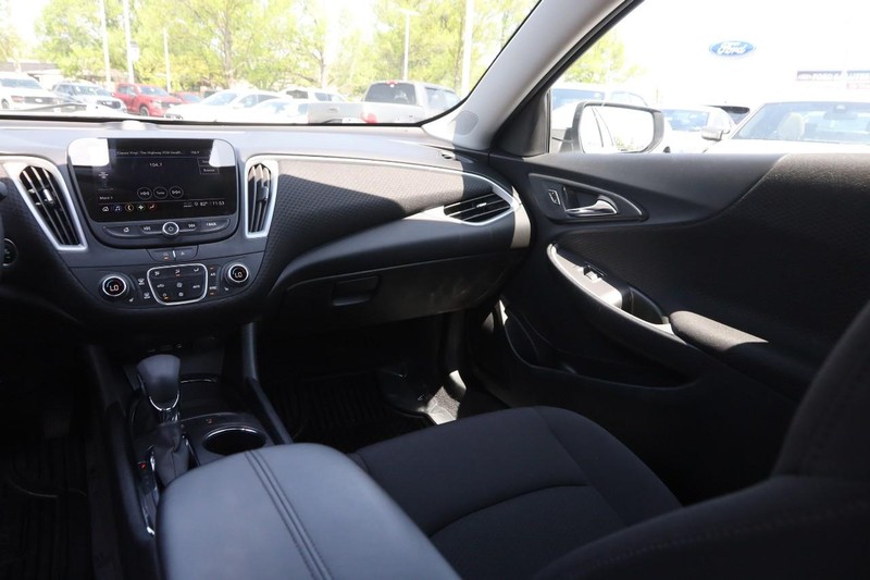 Chevrolet Malibu Vehicle Image 22