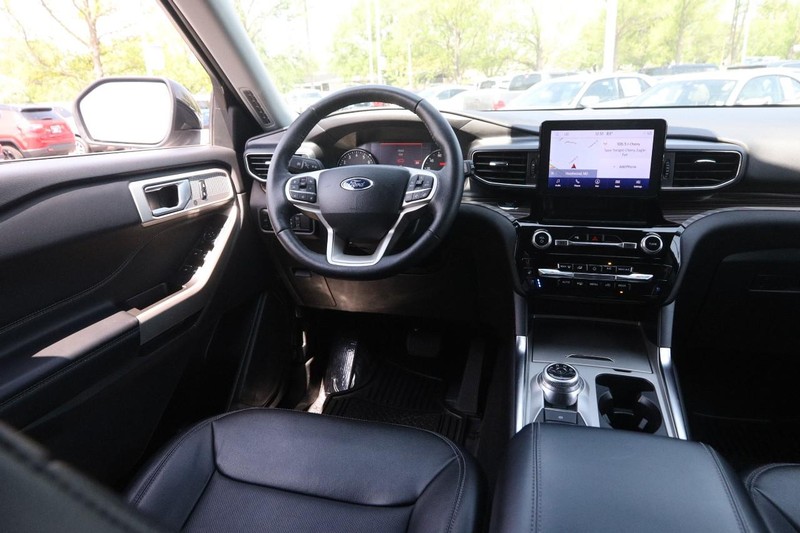 Ford Explorer Vehicle Image 23