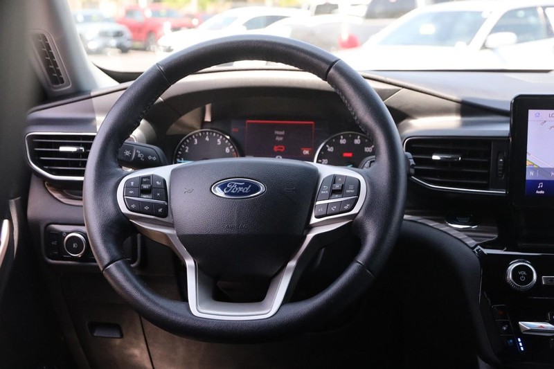 Ford Explorer Vehicle Image 24