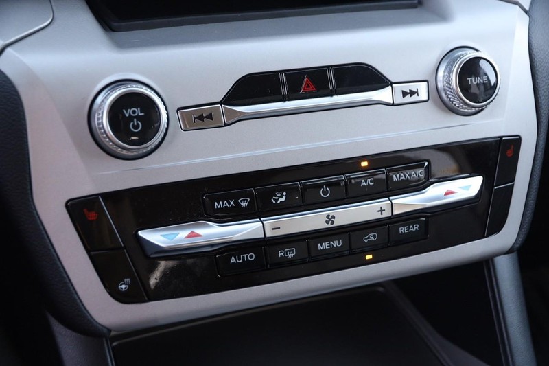 Ford Explorer Vehicle Image 17