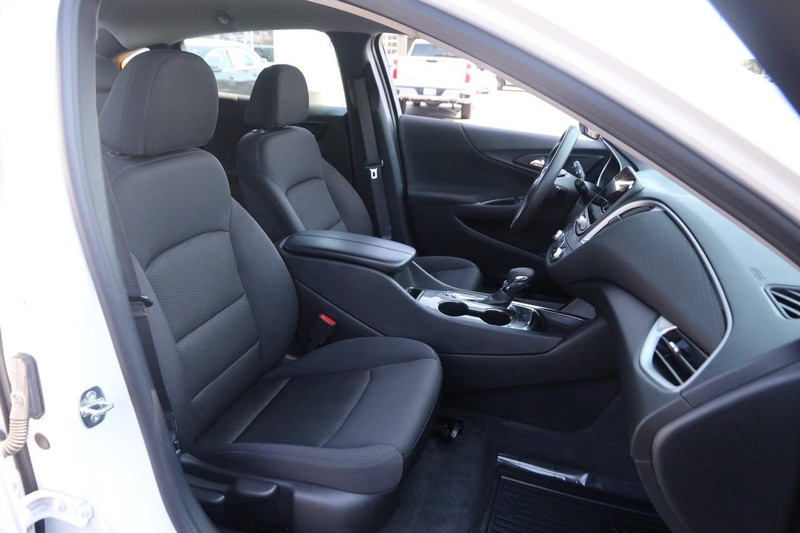 Chevrolet Malibu Vehicle Image 23
