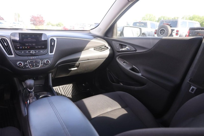 Chevrolet Malibu Vehicle Image 23