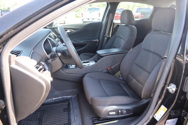 Chevrolet Malibu Vehicle Image 09