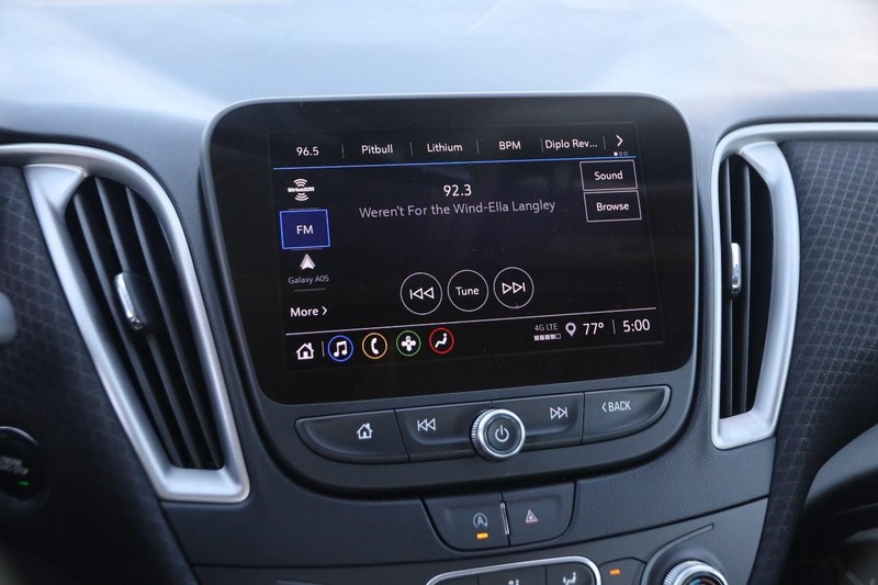Chevrolet Malibu Vehicle Image 16