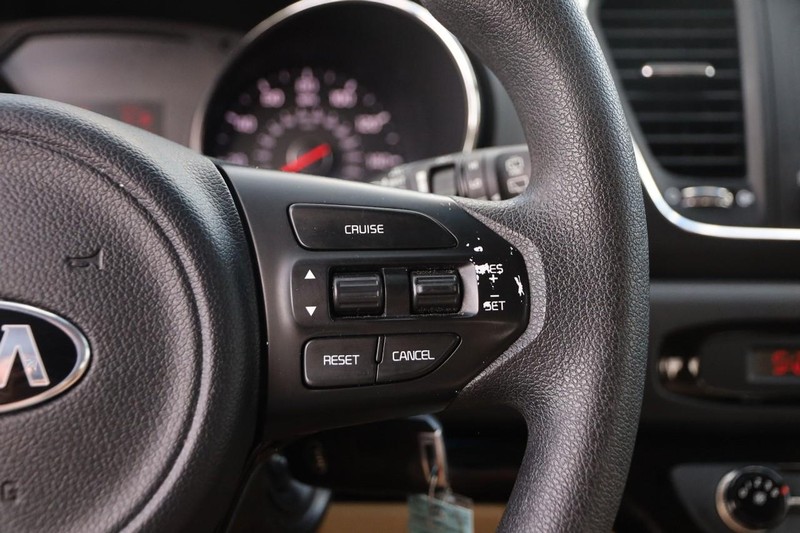 Kia Sedona Vehicle Image 14