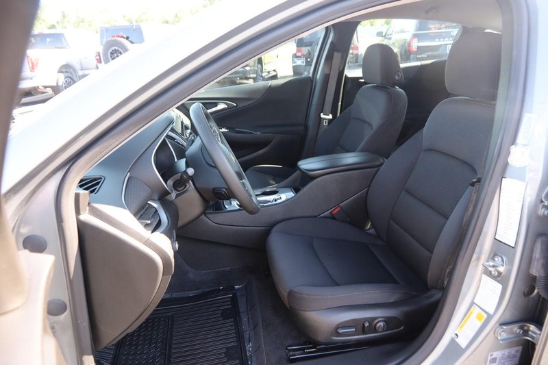 Chevrolet Malibu Vehicle Image 08