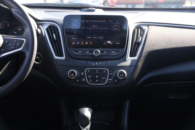 Chevrolet Malibu Vehicle Image 21