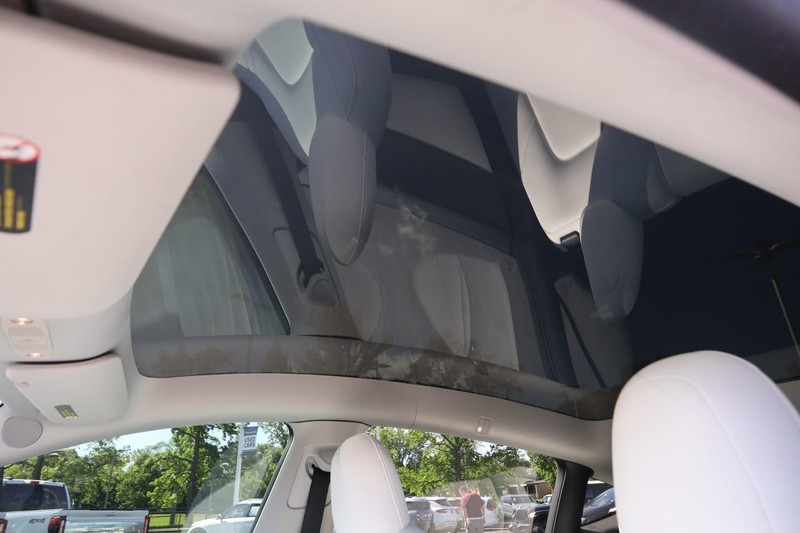 Tesla Model Y Vehicle Image 08