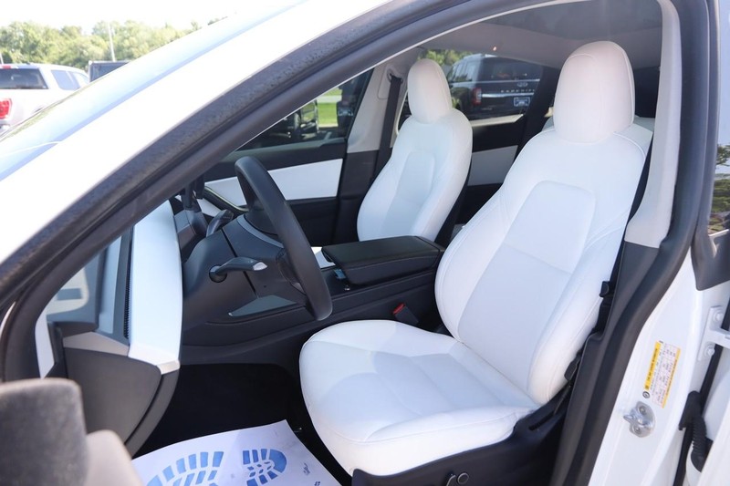 Tesla Model Y Vehicle Image 09