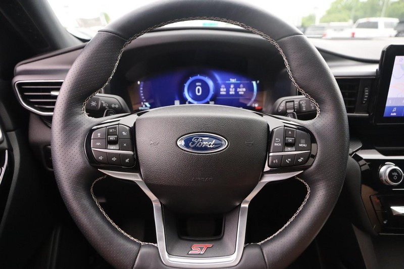 Ford Explorer Vehicle Image 13