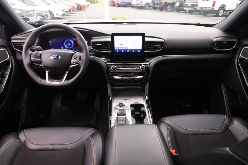 Ford Explorer Vehicle Image 23