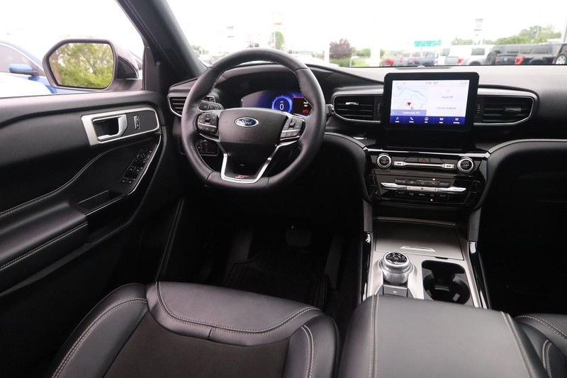 Ford Explorer Vehicle Image 24