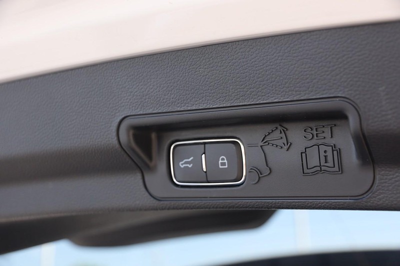 Ford Explorer Vehicle Image 08