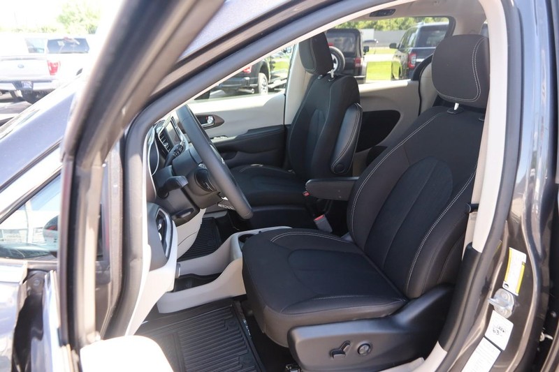 Chrysler Voyager Vehicle Image 09