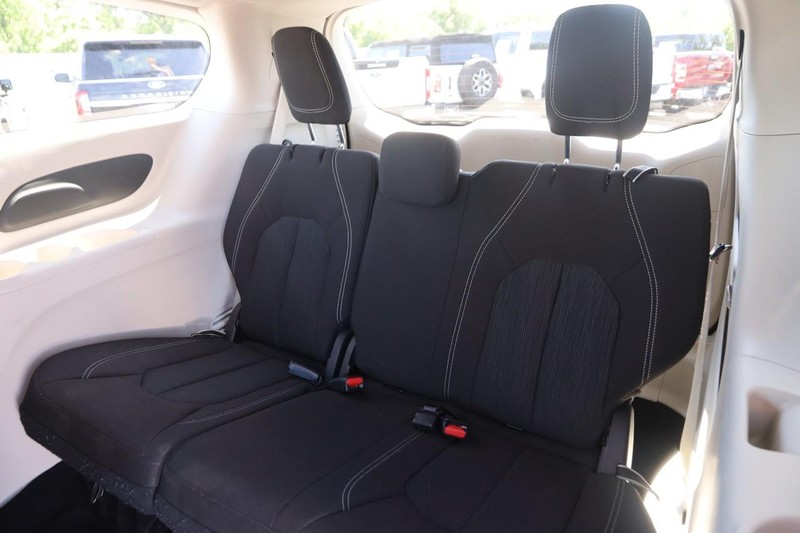 Chrysler Voyager Vehicle Image 11