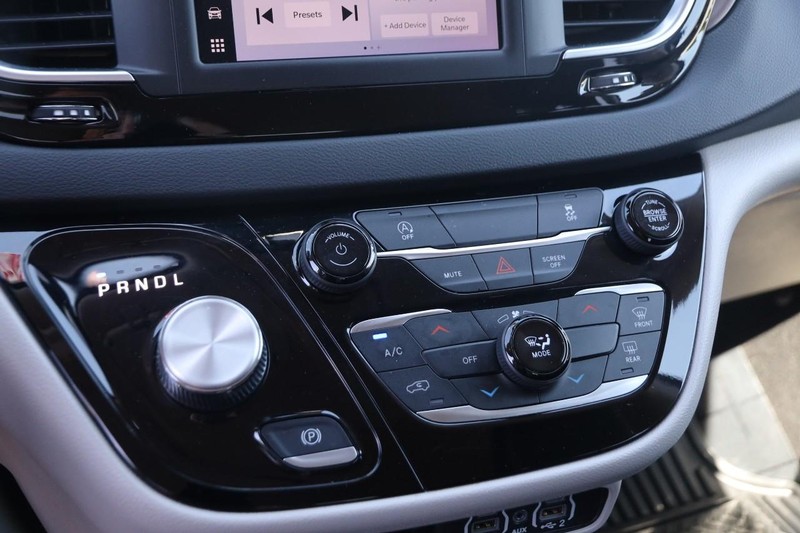 Chrysler Voyager Vehicle Image 18