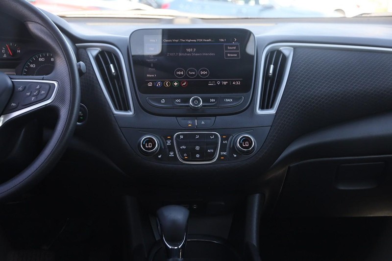 Chevrolet Malibu Vehicle Image 21