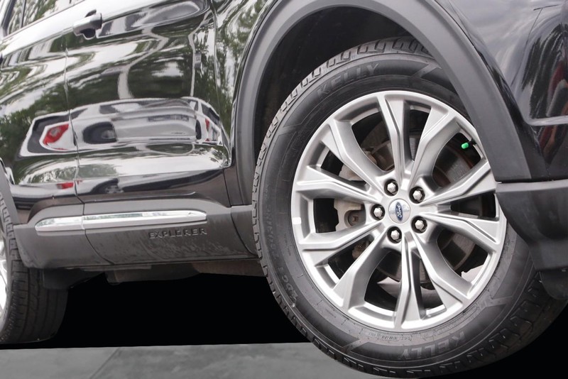 Ford Explorer Vehicle Image 03