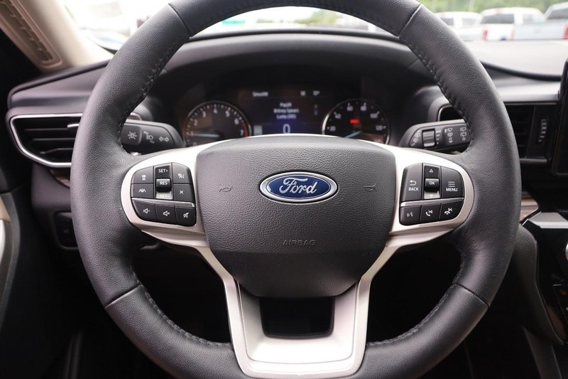 Ford Explorer Vehicle Image 12