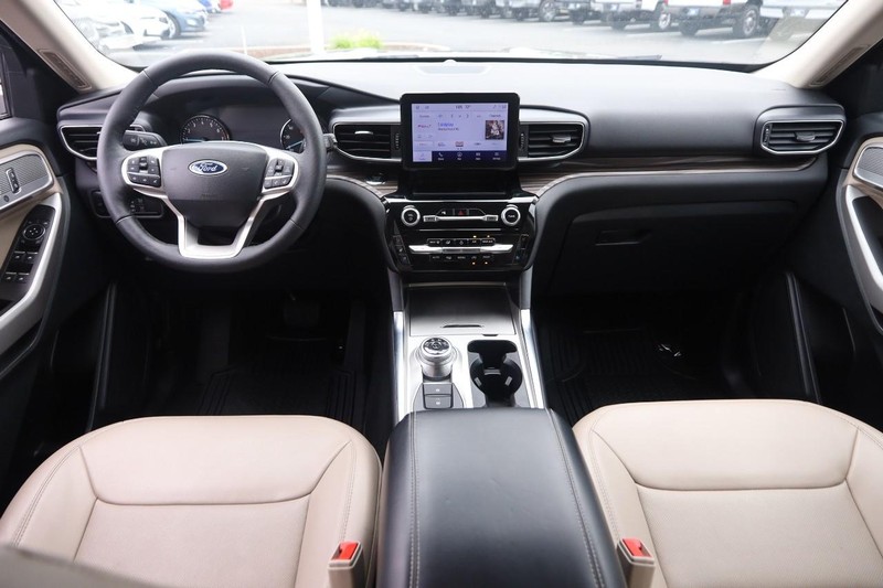 Ford Explorer Vehicle Image 21