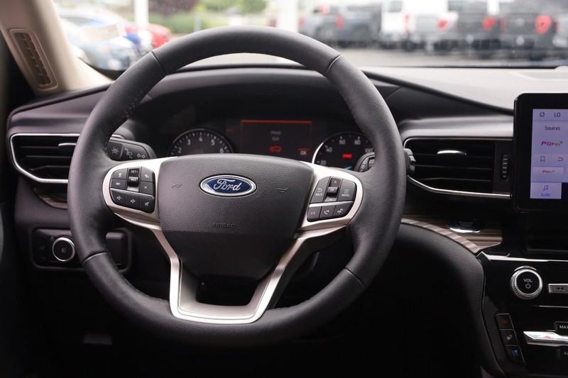Ford Explorer Vehicle Image 23