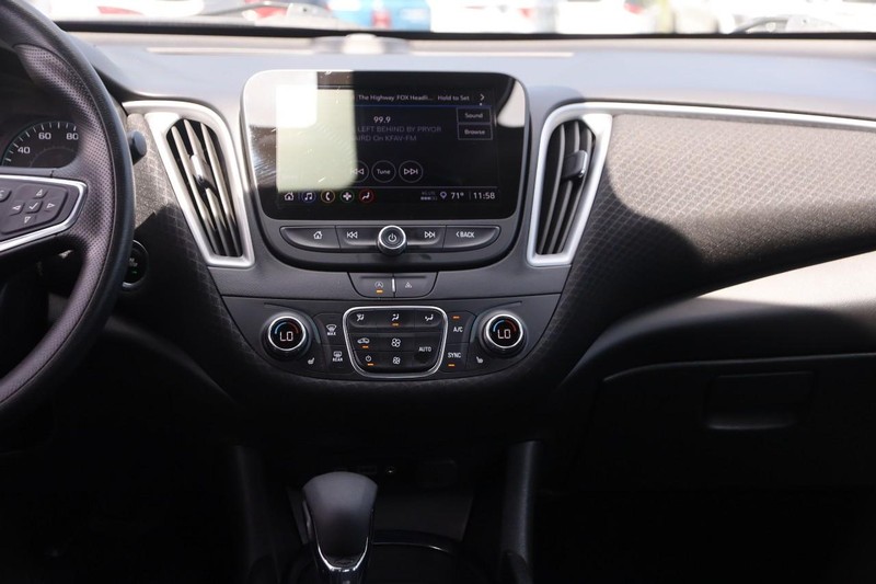 Chevrolet Malibu Vehicle Image 22