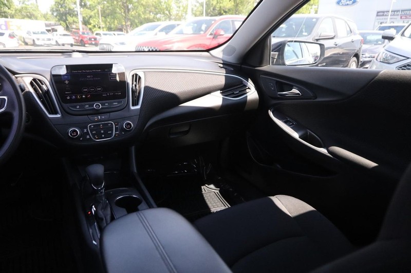 Chevrolet Malibu Vehicle Image 22