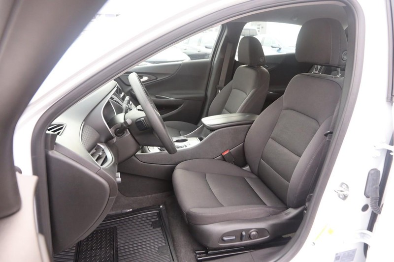 Chevrolet Malibu Vehicle Image 08
