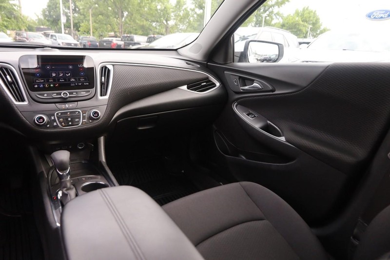 Chevrolet Malibu Vehicle Image 23