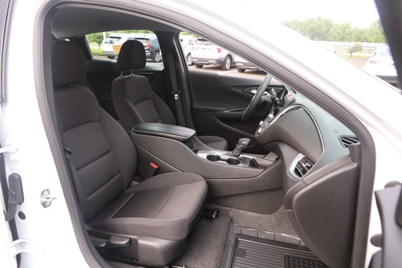 Chevrolet Malibu Vehicle Image 24