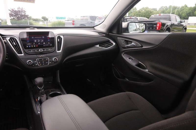 Chevrolet Malibu Vehicle Image 23