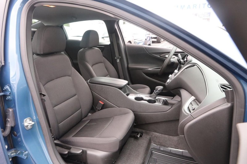 Chevrolet Malibu Vehicle Image 24