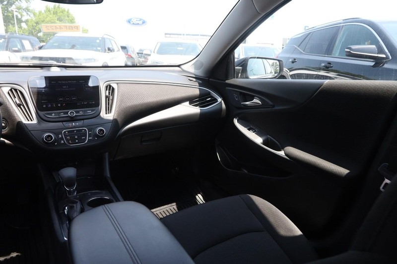 Chevrolet Malibu Vehicle Image 22