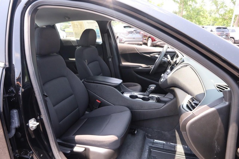 Chevrolet Malibu Vehicle Image 23