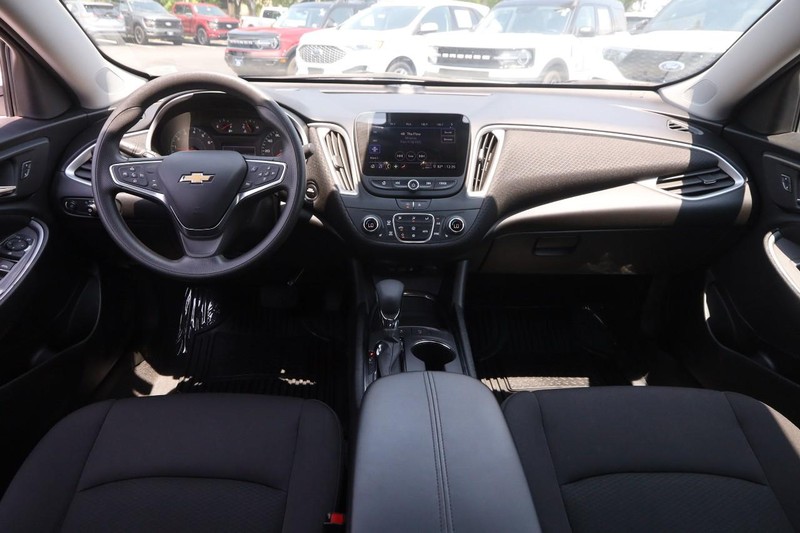 Chevrolet Malibu Vehicle Image 18