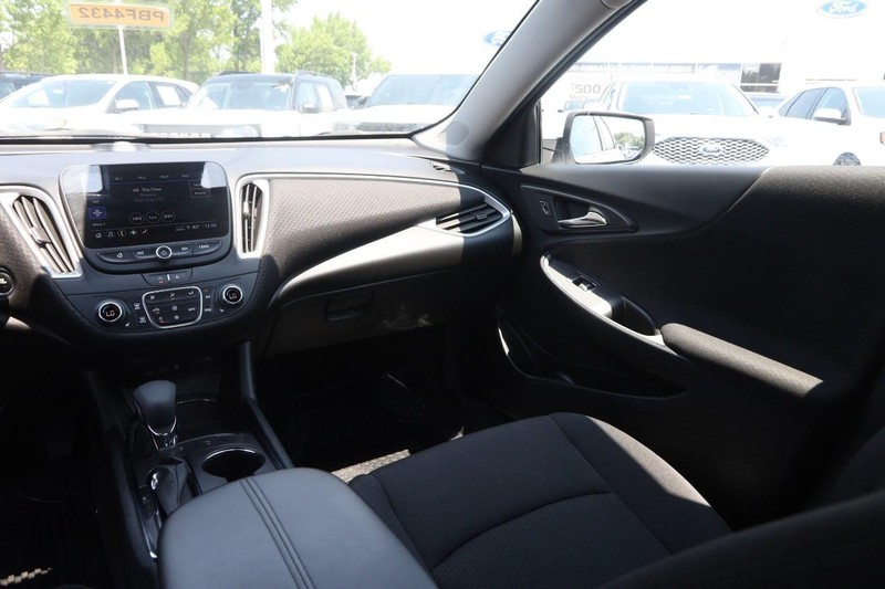 Chevrolet Malibu Vehicle Image 22