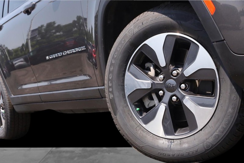 Jeep Grand Cherokee 4xe Vehicle Image 03