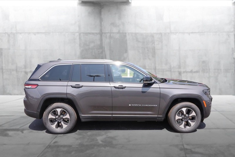 Jeep Grand Cherokee 4xe Vehicle Image 05