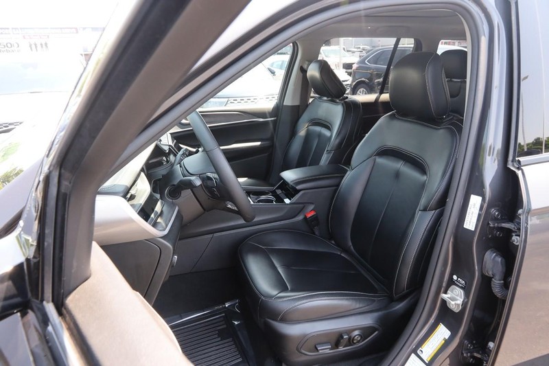 Jeep Grand Cherokee 4xe Vehicle Image 10