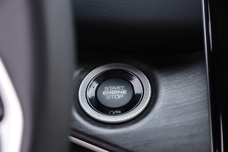 Jeep Grand Cherokee 4xe Vehicle Image 16