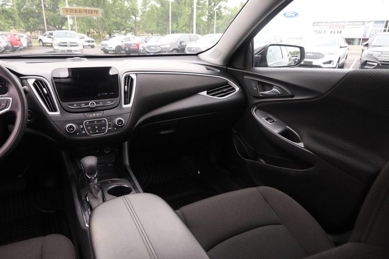 Chevrolet Malibu Vehicle Image 22