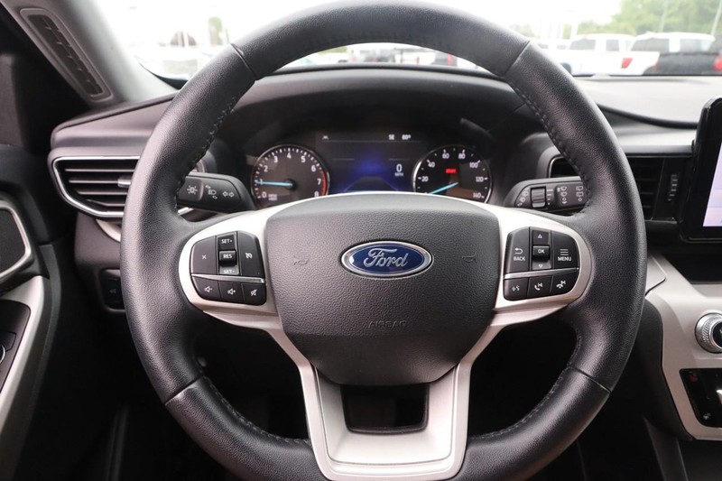 Ford Explorer Vehicle Image 15