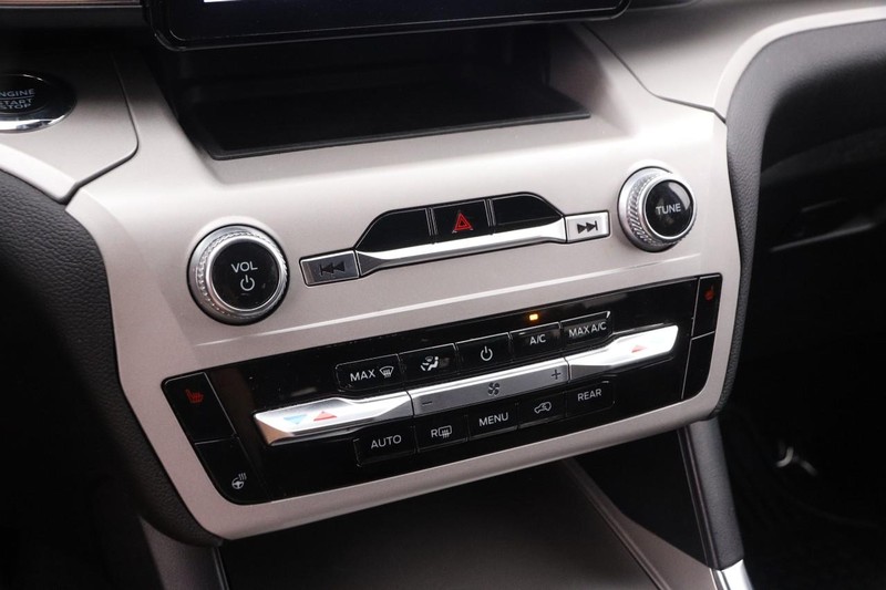 Ford Explorer Vehicle Image 22