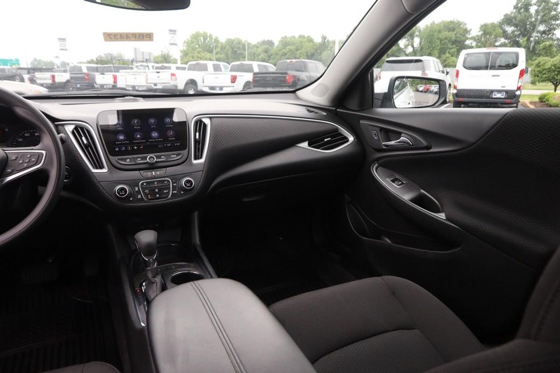 Chevrolet Malibu Vehicle Image 23