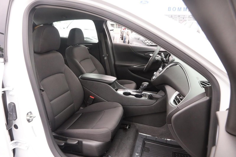 Chevrolet Malibu Vehicle Image 24